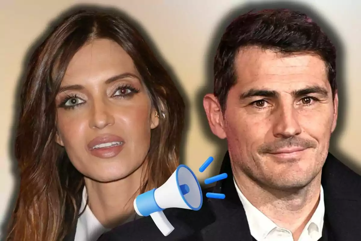 Sara Carbonero e Iker Casillas mirando al frente con un megáfono azul y blanco en primer plano