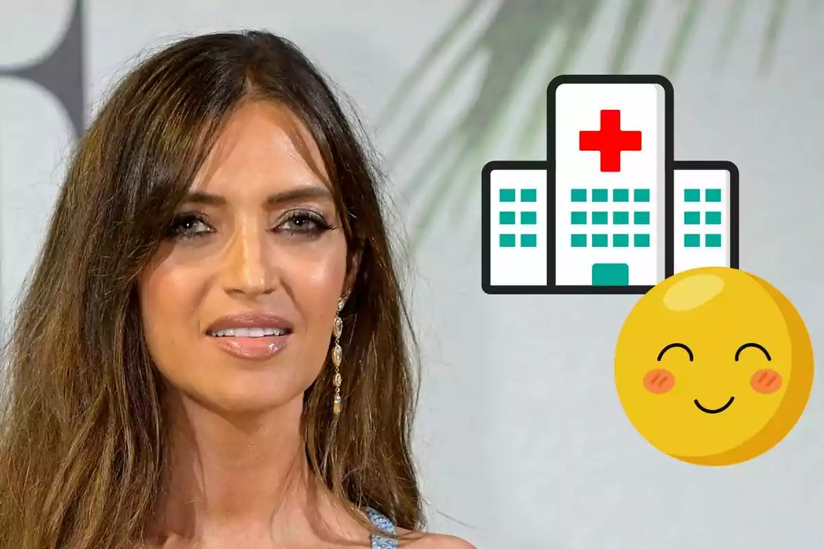 Sara Carbonero junto a un ícono de hospital y una carita sonriente.