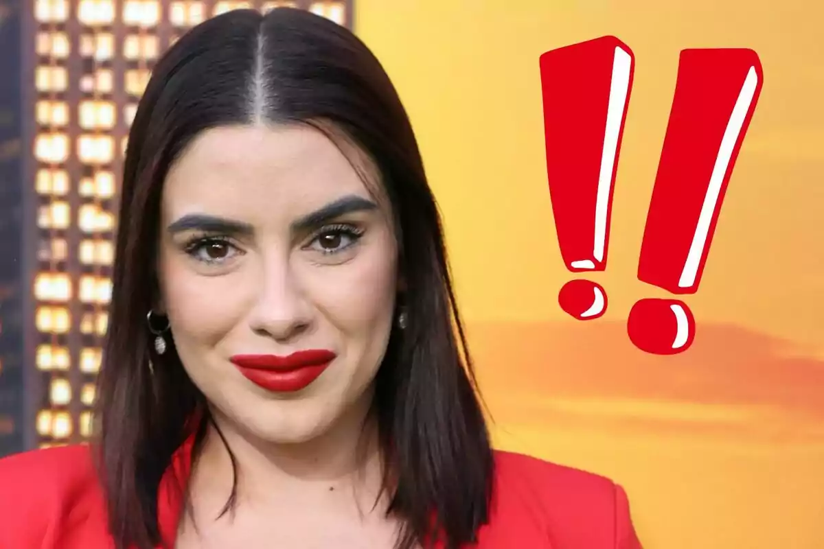 Sol Macaluso con cabello oscuro y labios rojos frente a un fondo amarillo con signos de exclamación rojos.