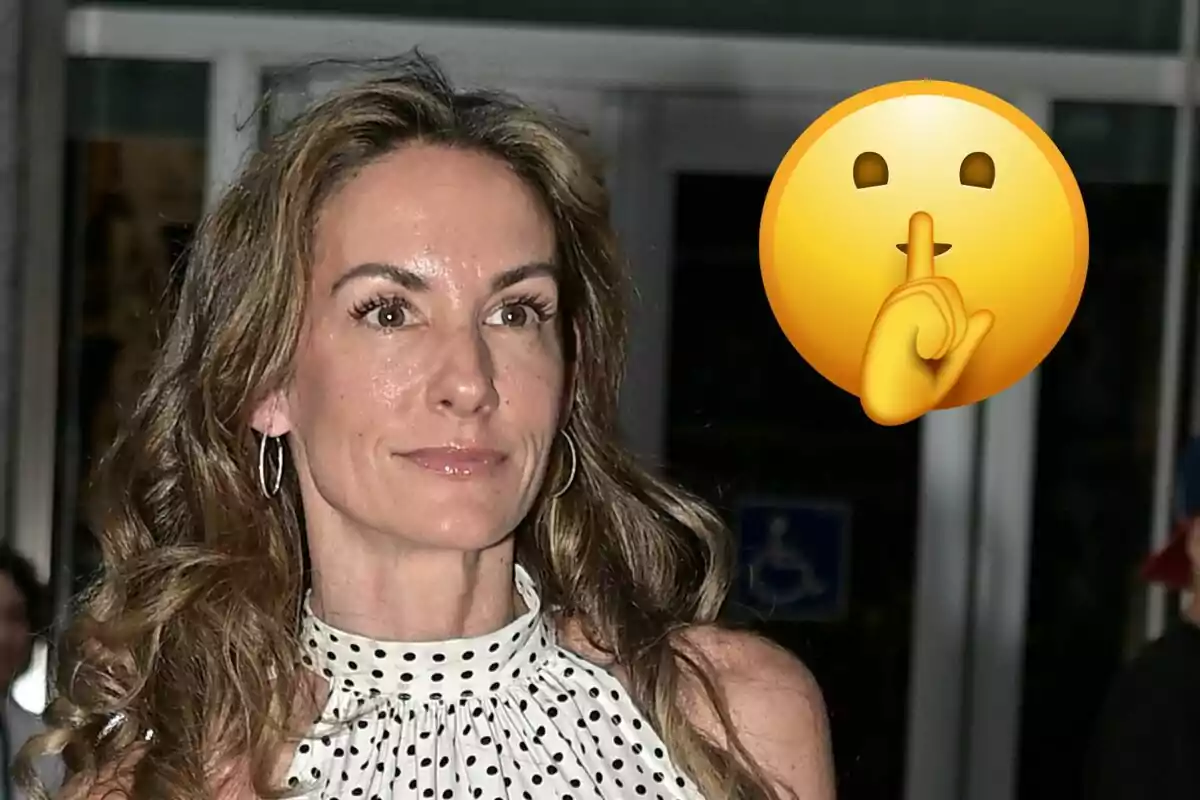 Telma Ortiz con cabello largo y rizado usando un vestido blanco con lunares negros y un emoji de silencio superpuesto.