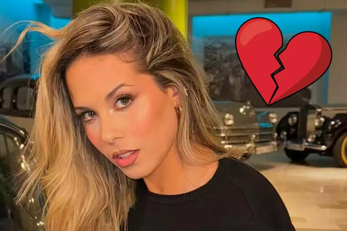 Violeta Crespo con expresión seria en un lugar con autos antiguos y un corazón roto dibujado al fondo