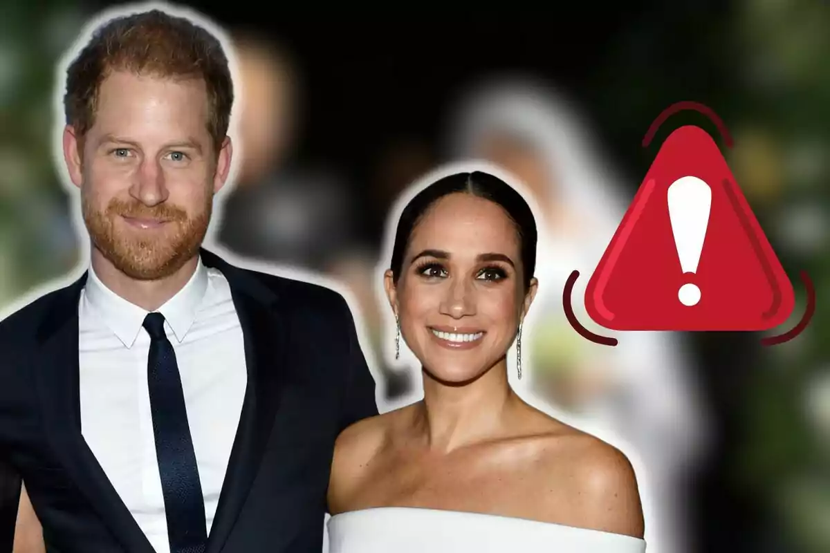 El príncipe Harry y Meghan Markle sonriente posando juntos con un símbolo de advertencia rojo al lado.