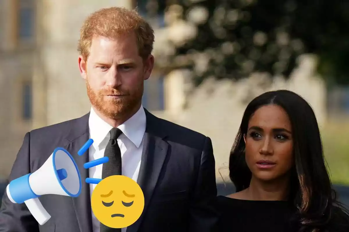 El príncipe Harry y Meghan Markle caminando juntos al aire libre con un megáfono y un emoji de cara triste superpuestos en la imagen.