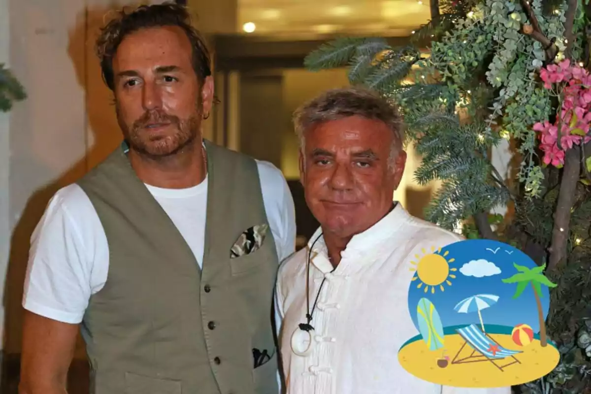 Raúl Prieto y Joaquín Torres posando juntos en un entorno decorado con plantas y flores, uno de ellos lleva una camiseta blanca y chaleco verde, mientras que el otro viste una camisa blanca con un colgante, y en la esquina inferior derecha hay una ilustración de una playa con una sombrilla, una silla de playa, una pelota y una palmera.