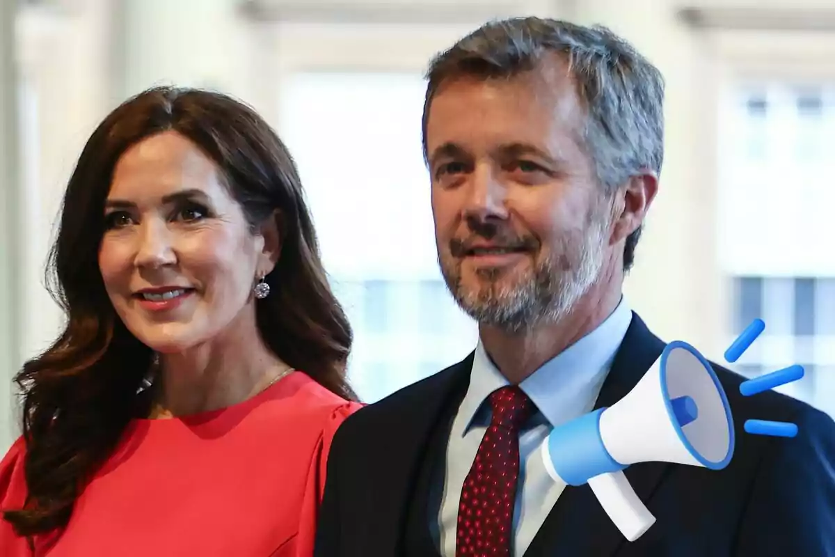 La reina Mary y Federico de Dinamarca sonriente vestida formalmente con un megáfono dibujado en la imagen.