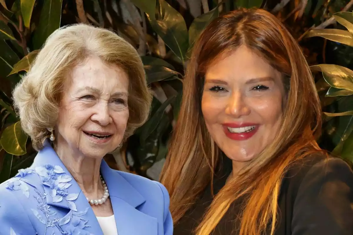 La reina Sofía e Ivonne Reyes sonrientes posan juntas frente a un fondo de hojas verdes.