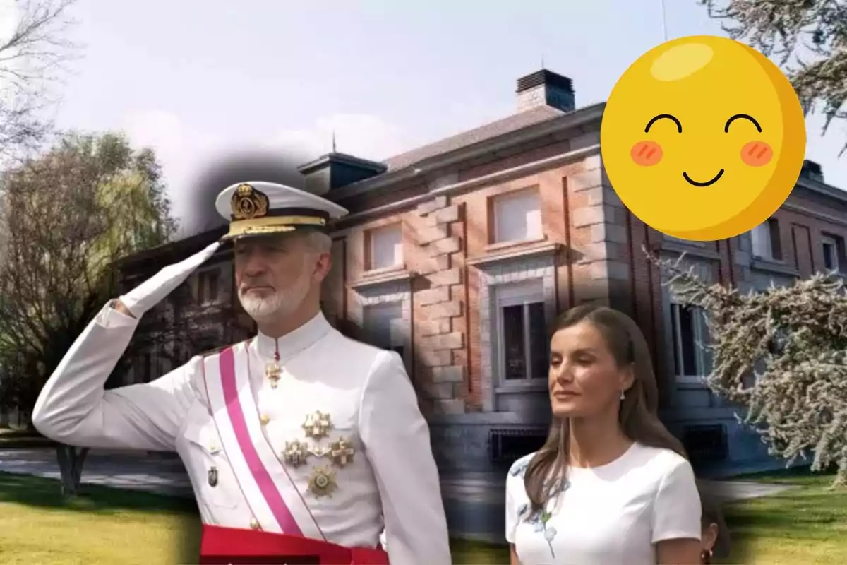 Montaje con el Palacio de la Zarzuela de fondo, los reyes Felipe y Letizia en el Día de las Fuerzas Armadas, y un emoji sonriente grande en la esquina superior derecha.