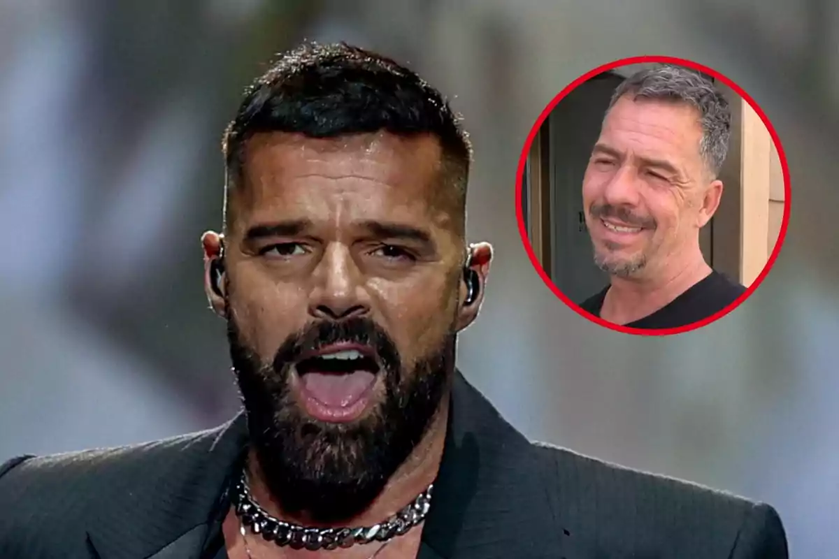 Ricky Martin cantando con un micrófono en la oreja y un collar de cadena, con un recuadro rojo que muestra a Nacho Palau sonriendo.