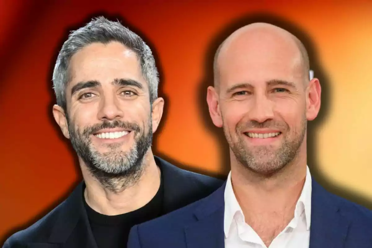Roberto Leal y Gonzalo Miró sonrientes posan juntos frente a un fondo degradado en tonos naranja