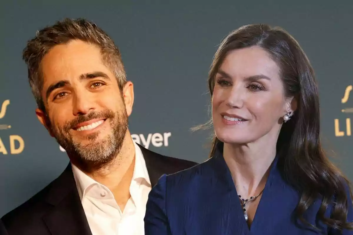 Roberto Leal y Letizia sonrientes posando frente a un fondo azul.