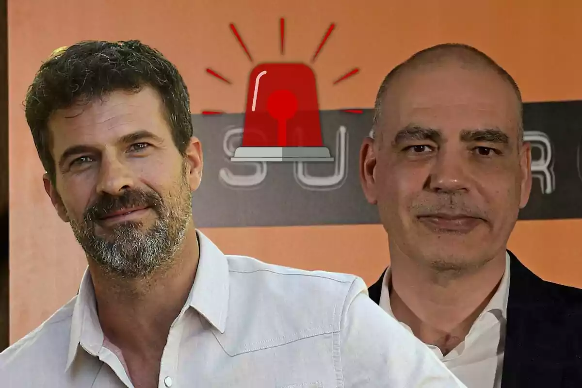 Rodolfo Sancho y Nacho Abad posan frente a un fondo naranja con una sirena roja superpuesta.