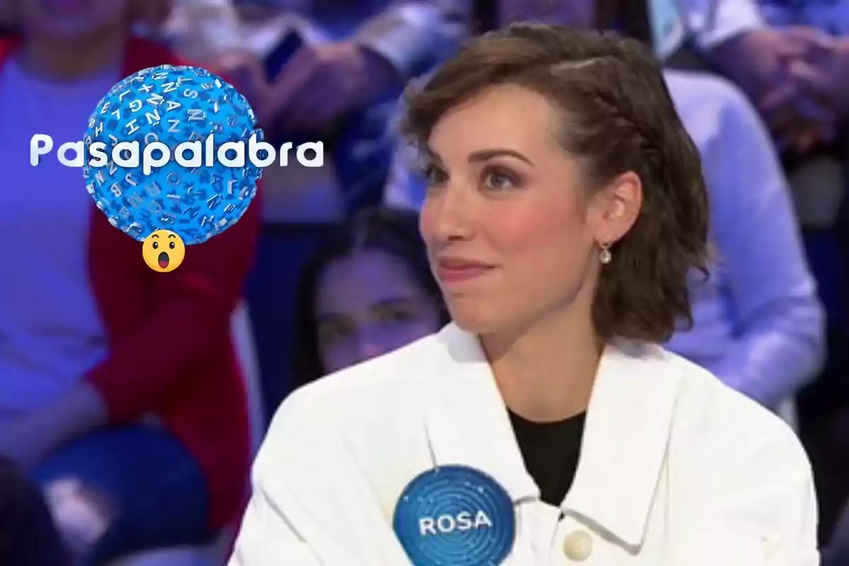 Una mujer con cabello corto y chaqueta blanca participa en un programa de televisión llamado "Pasapalabra".