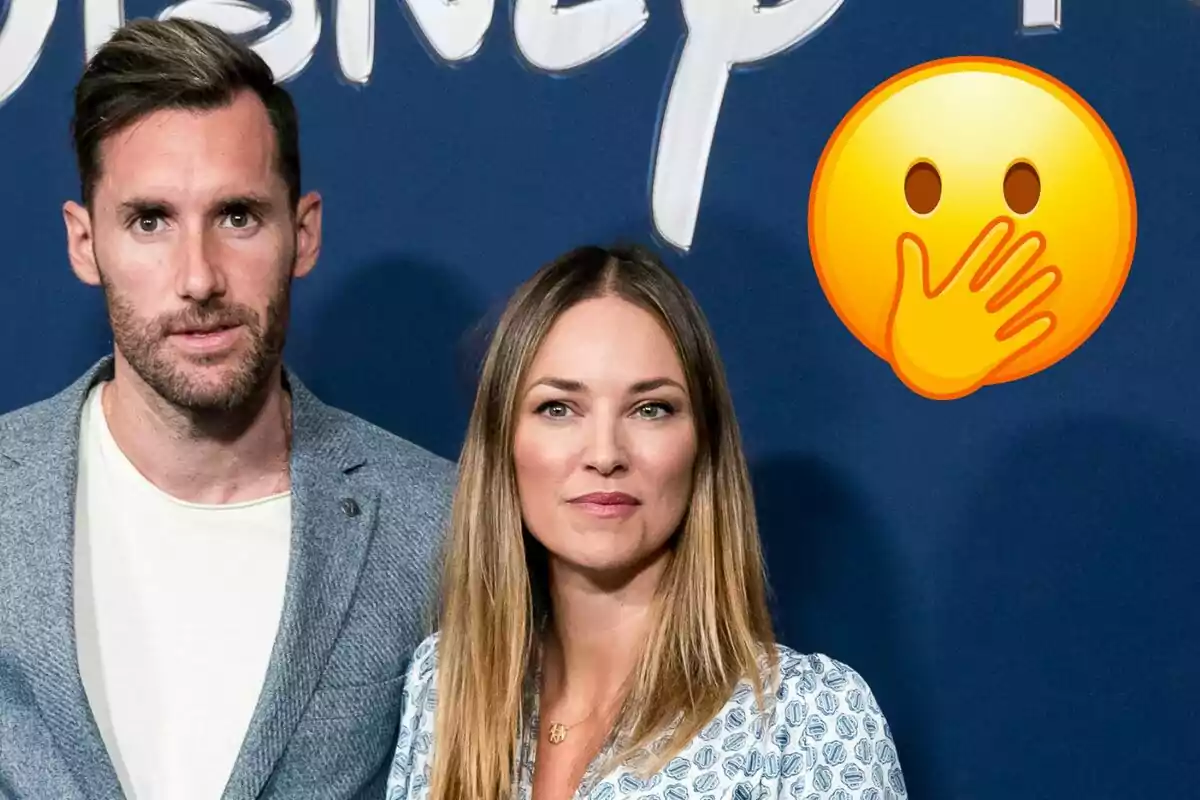 Rudy Fernández y Helen Lindes posa frente a un fondo azul con un emoji de sorpresa en la esquina superior derecha.