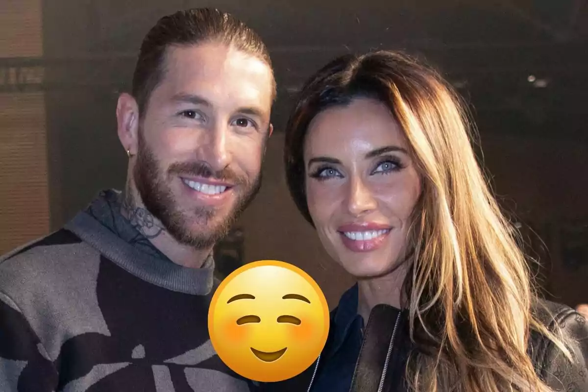 Sergio Ramos y Pilar Rubio sonriendo a la cámara con un emoji sonriente cubriendo parte de la imagen