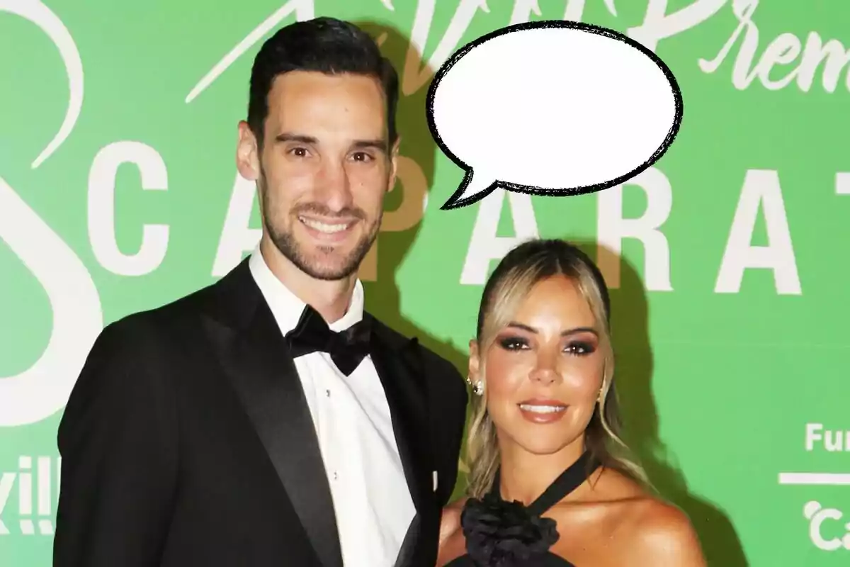 Sergio Rico y Alba Silva vestidos de gala, con Sergio en esmoquin y Alba en un vestido negro, posando frente a un fondo verde con texto y un globo de diálogo vacío sobre sus cabezas.