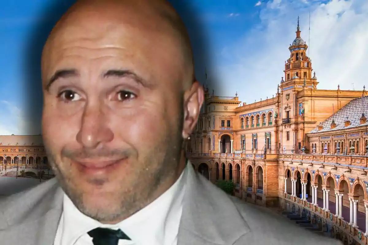 Kiko Rivera con traje claro sonríe frente a la Plaza de España en Sevilla