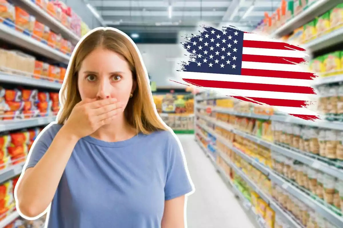 Una mujer con expresión sorprendida se cubre la boca en un pasillo de supermercado con una bandera de Estados Unidos en el fondo.