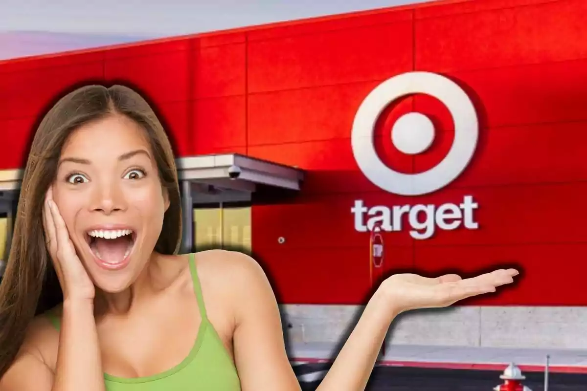 Una mujer sonriente con expresión de sorpresa y emoción, con una mano levantada, frente a un edificio rojo con el logotipo de Target.