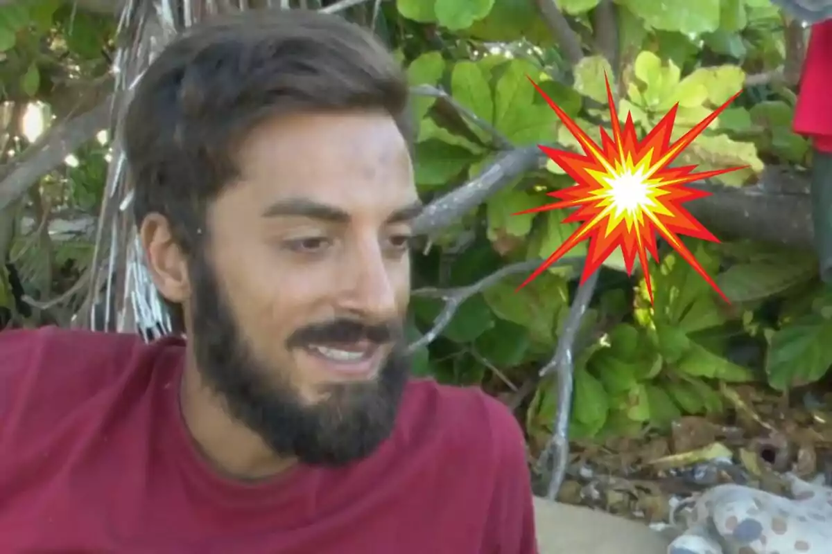 Borja González con camiseta roja sentado al aire libre con un dibujo de explosión de colores brillantes sobre un fondo de hojas verdes.