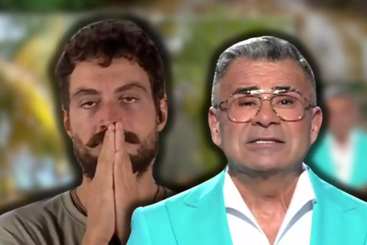 Joshua Velázquez y Jorge Javier Vázquez en primer plano, uno con expresión seria y manos juntas, el otro con gafas y chaqueta turquesa, fondo desenfocado.
