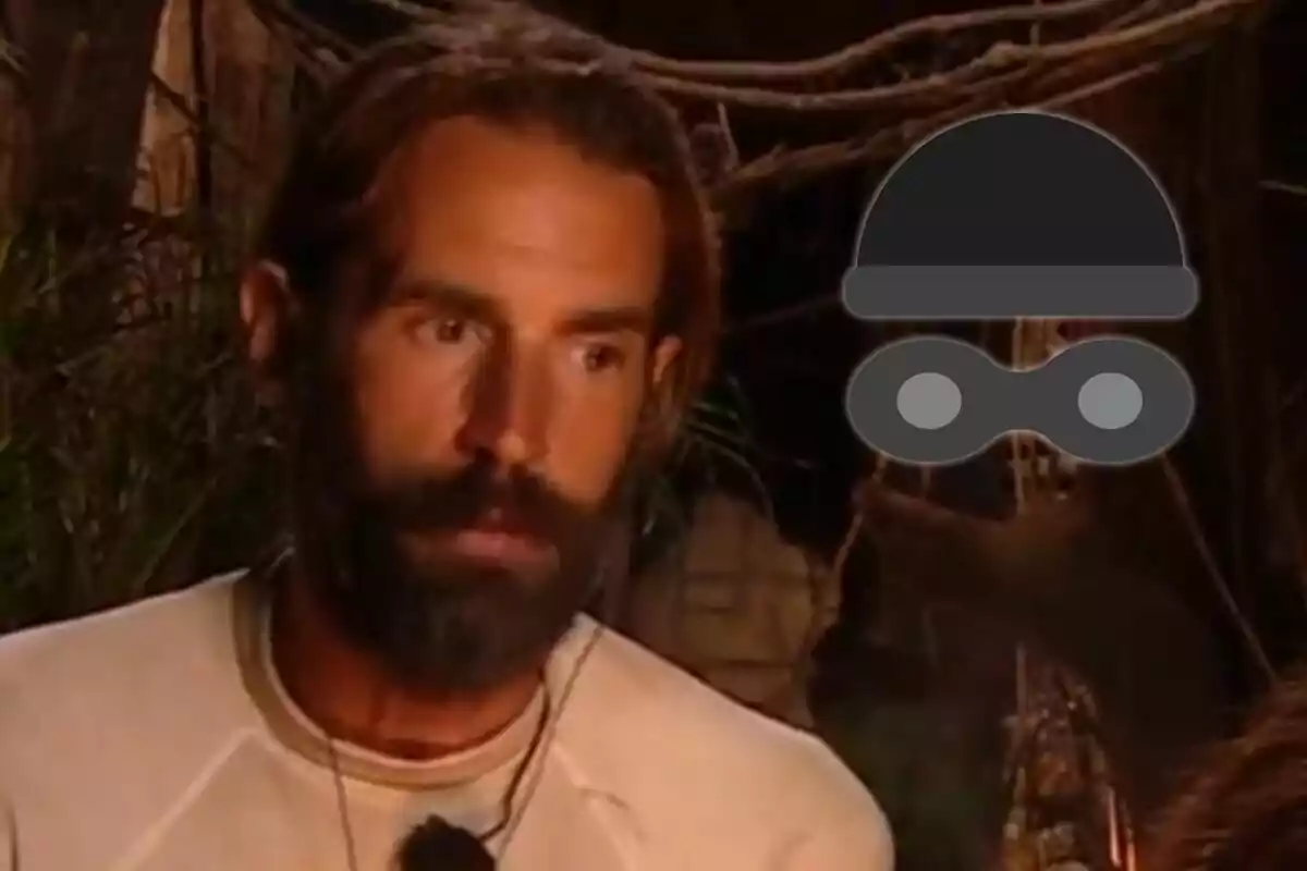 Álex Adrover en un entorno oscuro con un icono de ladrón superpuesto.