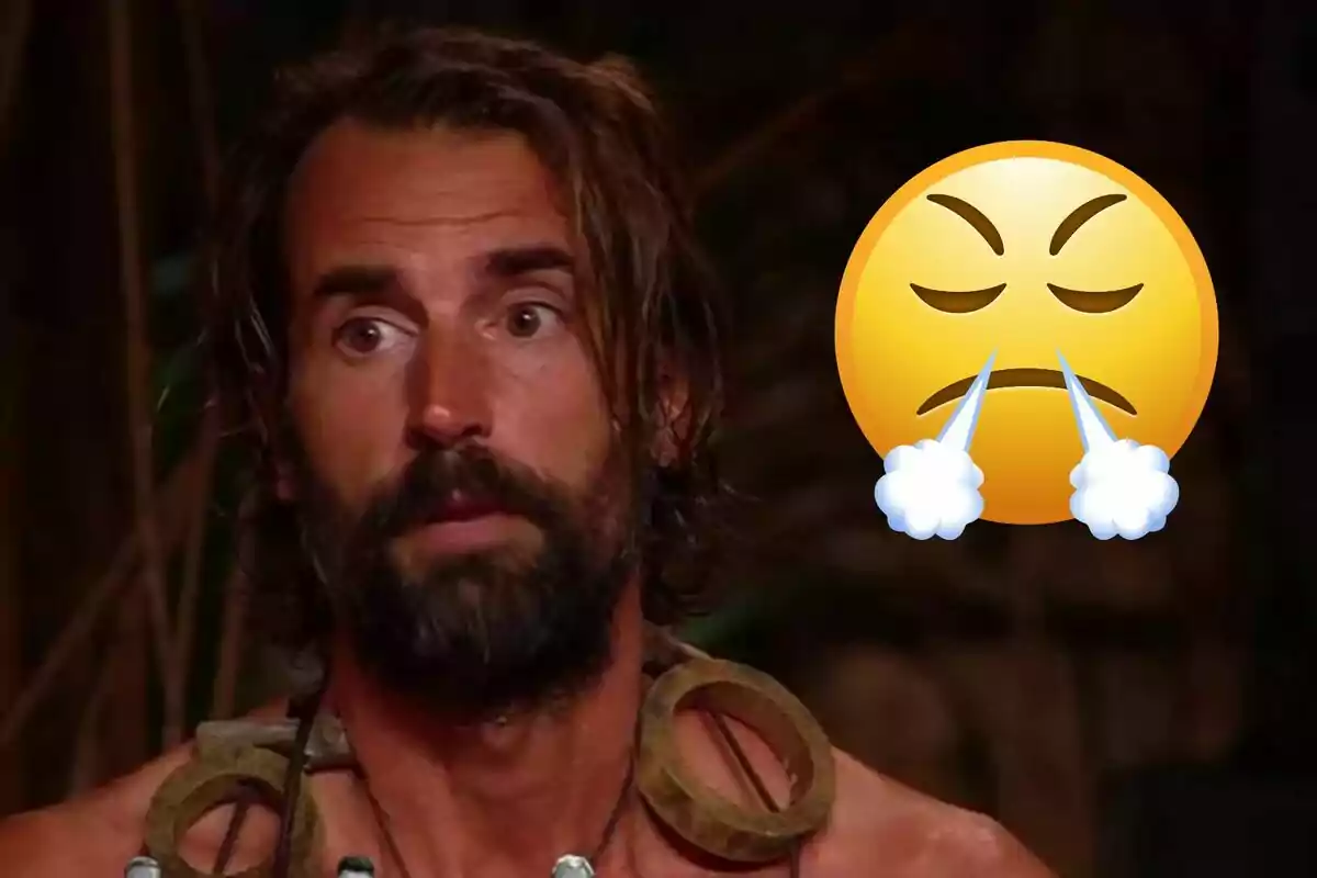 Álex Adrover con expresión seria junto a un emoji de enojo.