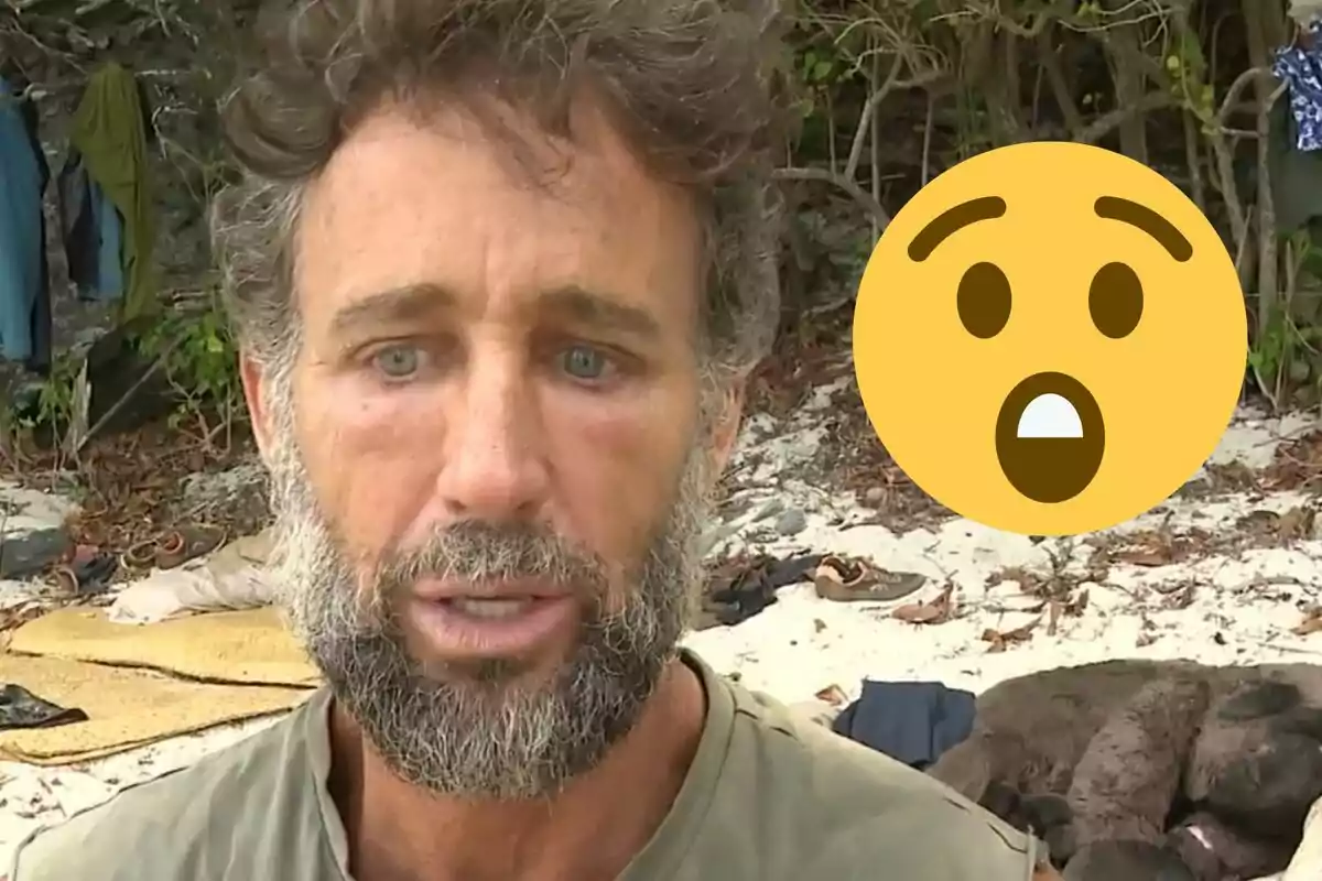 Álvaro Muñoz Escassi en una playa con un emoji sorprendido al lado.