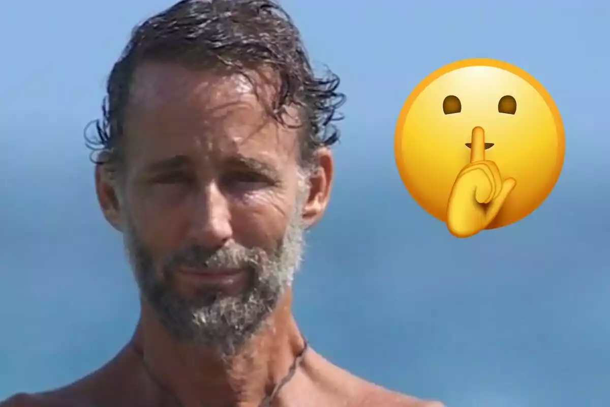 Álvaro Muñoz Escassi frente al mar con un emoji de silencio a su lado