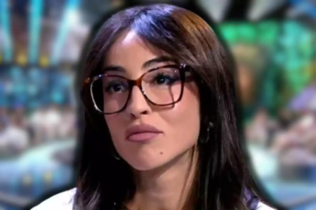 Ana Solma con expresión seria en un estudio de televisión desenfocado