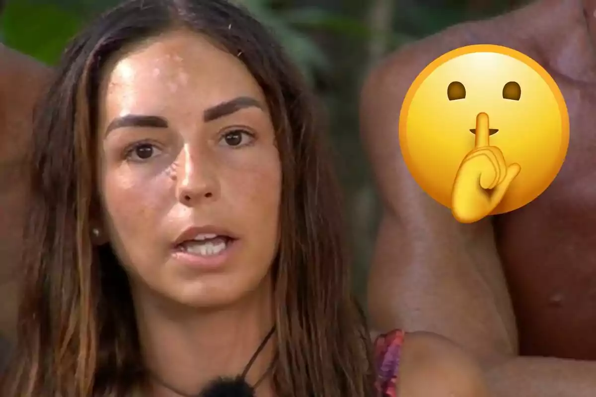 Anita está hablando, mientras un emoji de silencio aparece sobre el hombro de una persona a su lado.