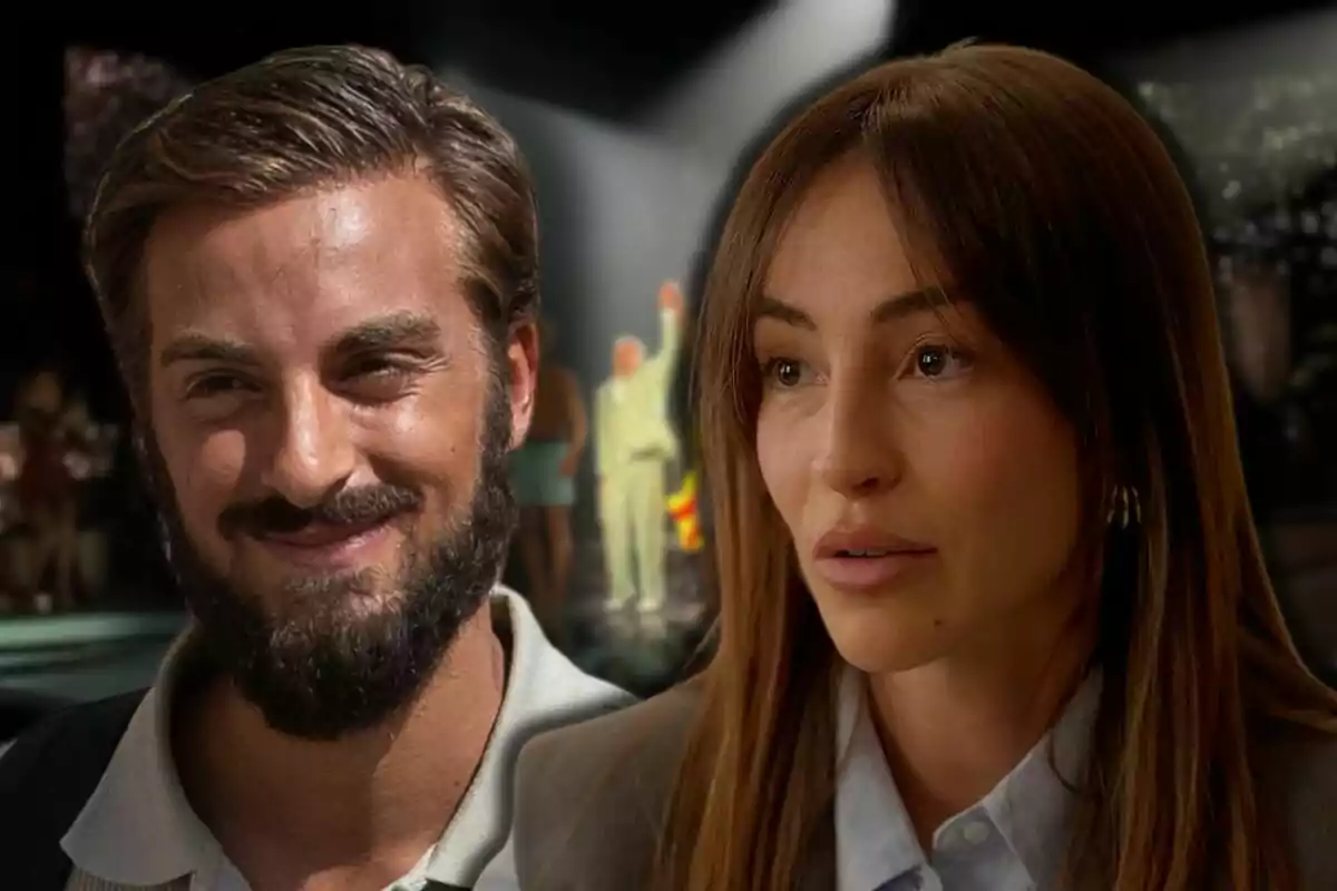 Borja González sonriente y Ana Solma miran hacia el frente con expresiones diferentes mientras al fondo se observa un escenario iluminado.