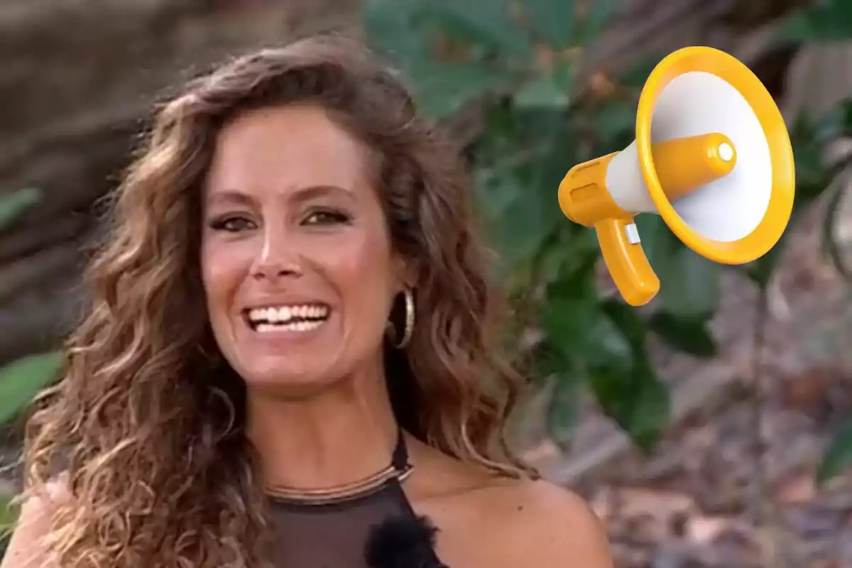 Laura Madrueño sonriente con un megáfono amarillo y blanco dibujado a su lado