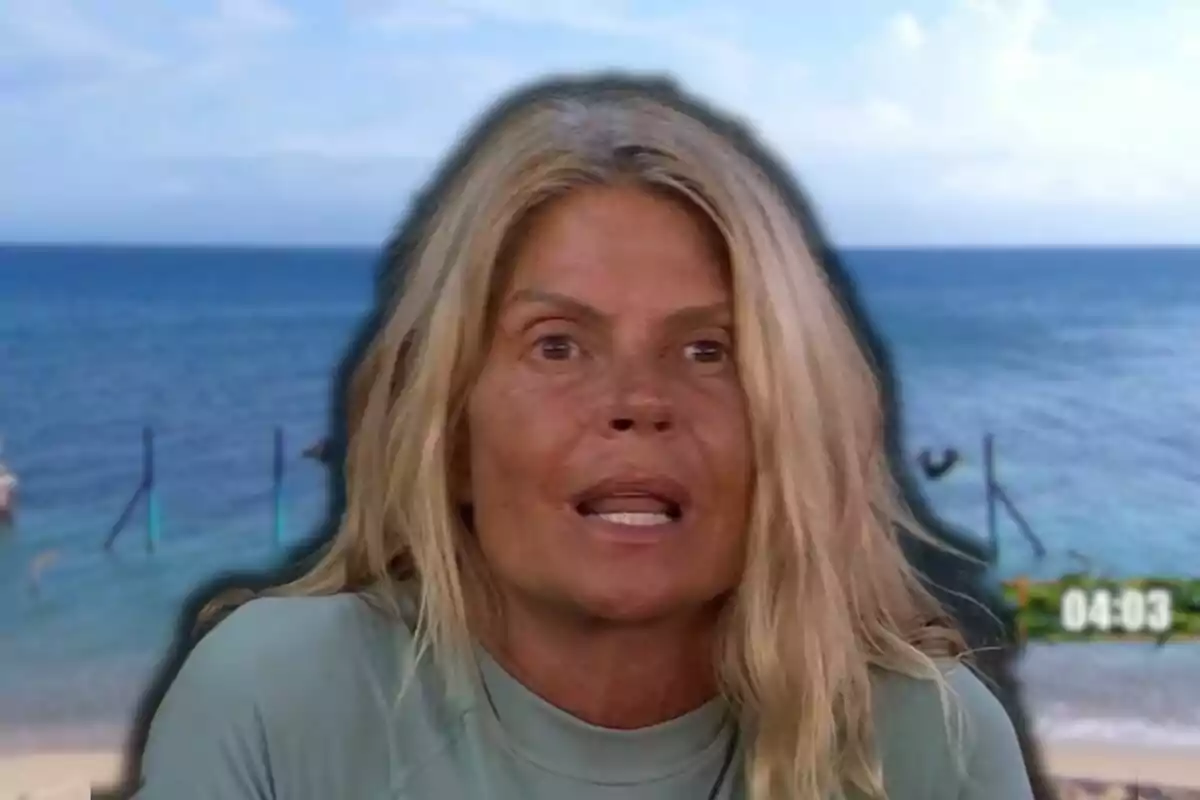 Makoke está hablando frente a un fondo de playa con el mar y el cielo azul.