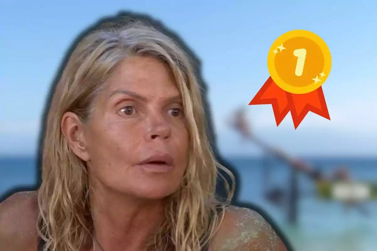 Makoke en la playa con una medalla de primer lugar superpuesta.