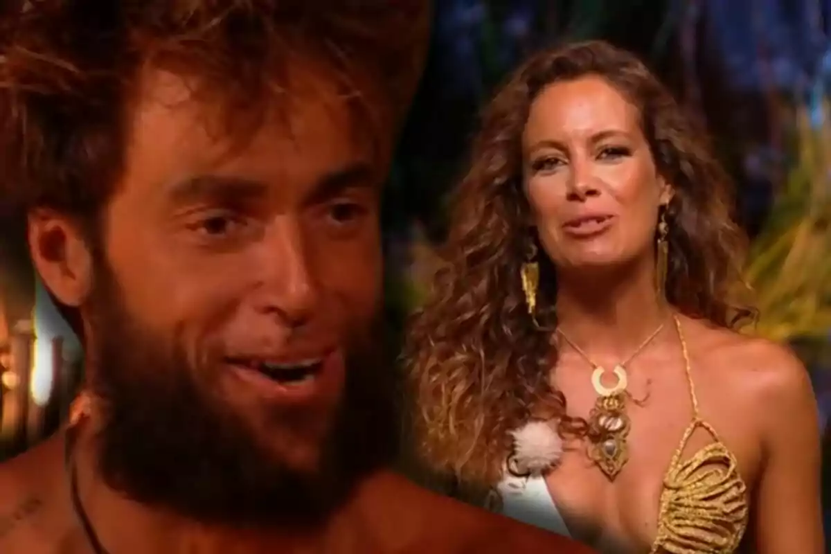 Montoya sonríe en primer plano mientras Laura Madrueño con vestido dorado aparece al fondo en un ambiente tropical