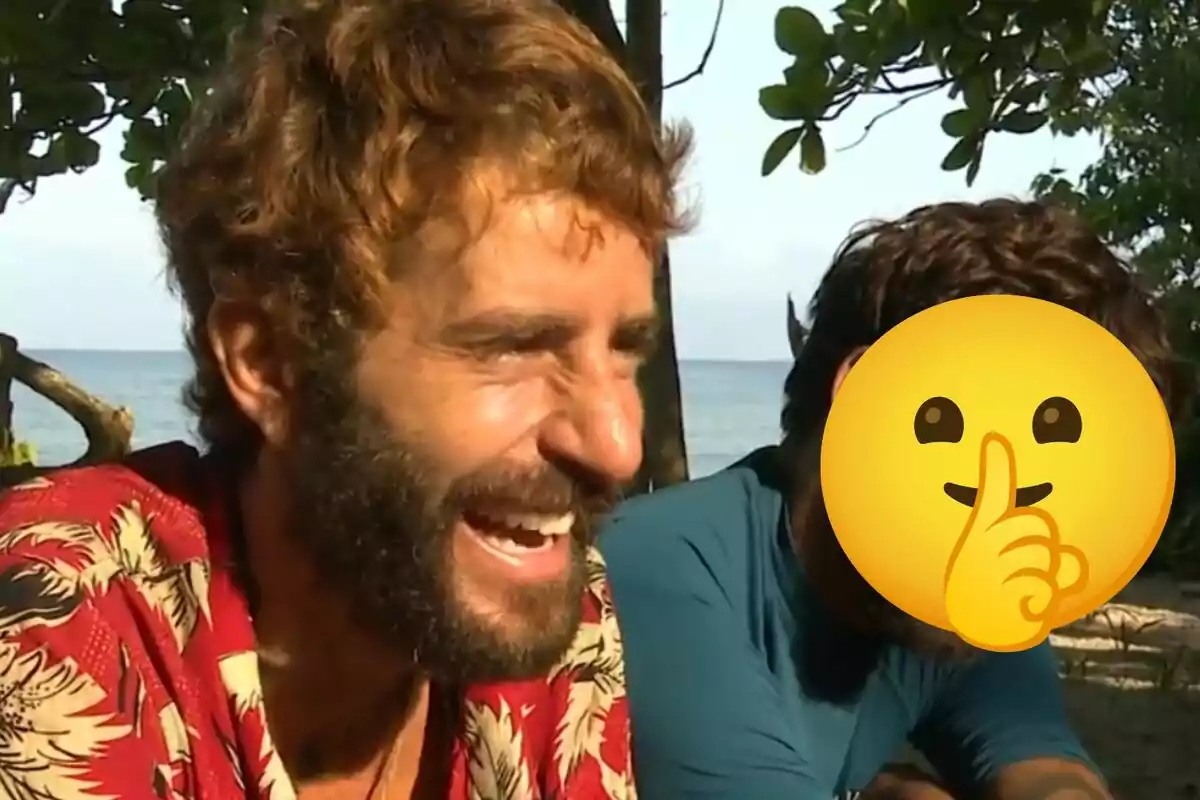 Pelayo Díaz con camisa estampada sonríe al aire libre junto a otra persona cuyo rostro está cubierto por un emoji de silencio.
