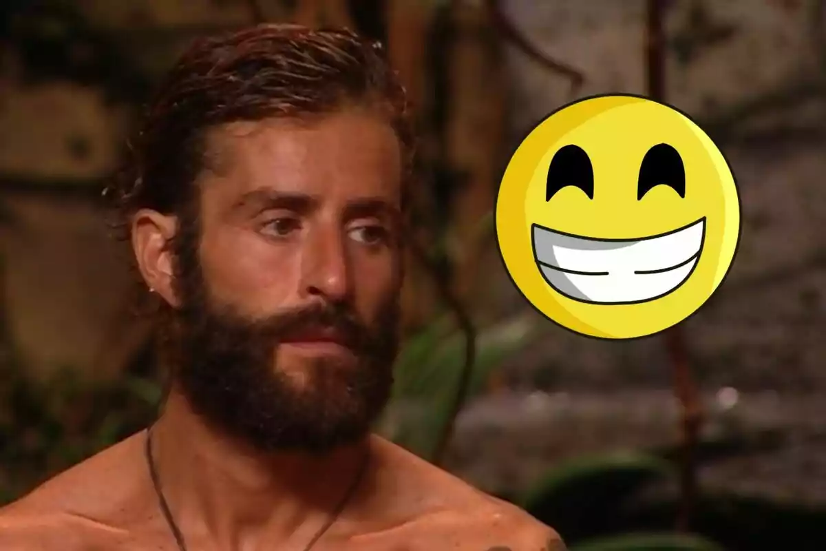 Pelayo Díaz con expresión seria junto a un emoji amarillo sonriente