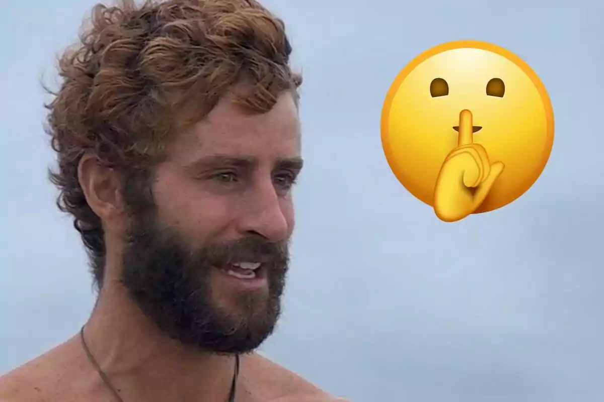 Pelayo Díaz está al aire libre junto a un emoji de cara amarilla haciendo el gesto de silencio.