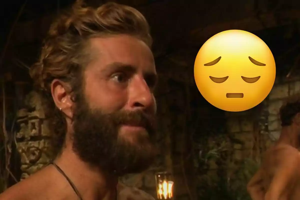Pelayo Díaz con expresión seria junto a un emoji de cara triste en un entorno rústico