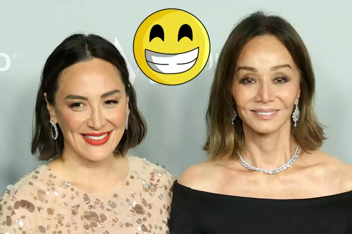 Tamara Falcó e Isabel Preysler sonrientes posan juntas en un evento elegante con un emoji sonriente superpuesto en la parte superior.