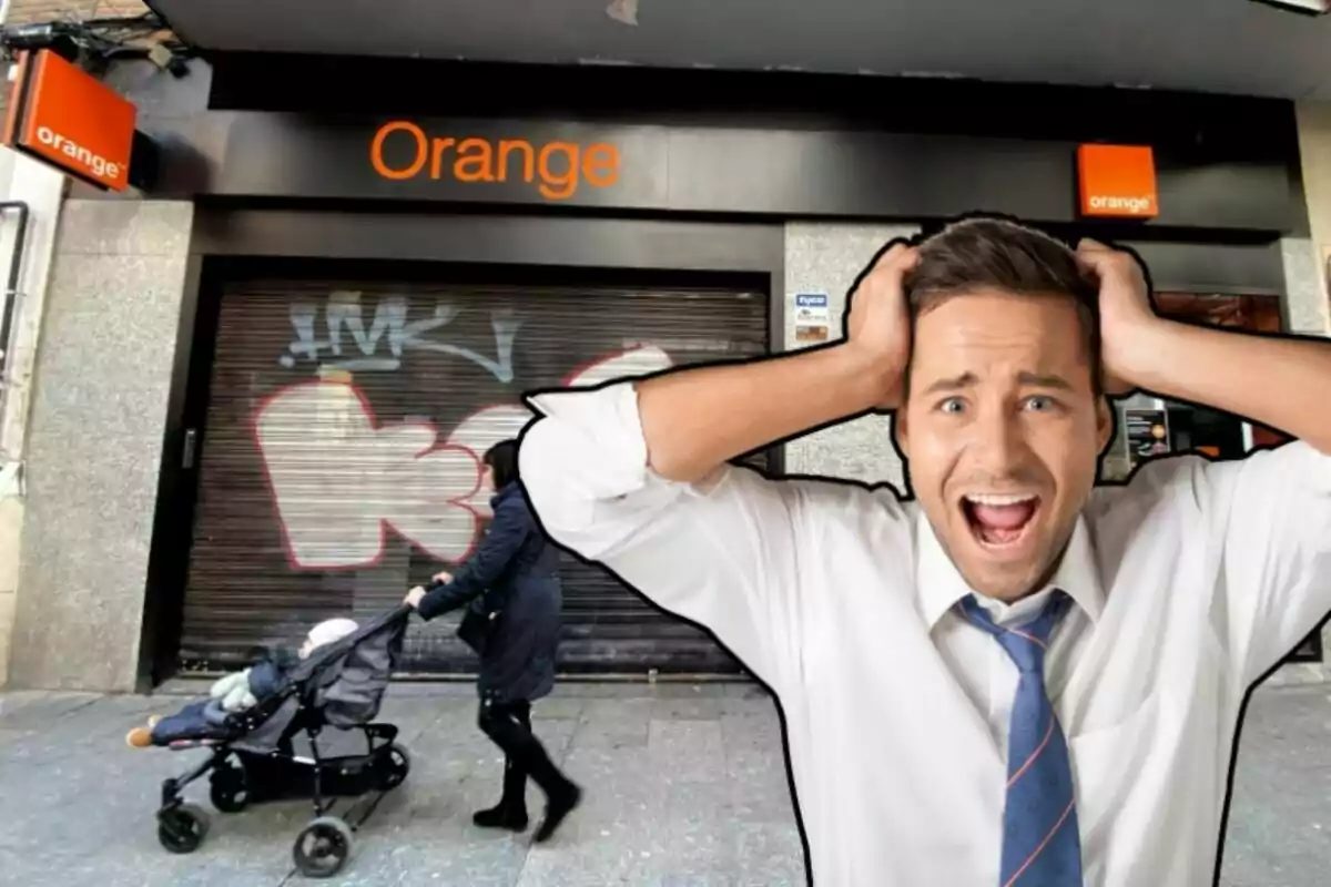 El escaparate de una tienda Orange, y un hombre llevándose las manos a la cabeza