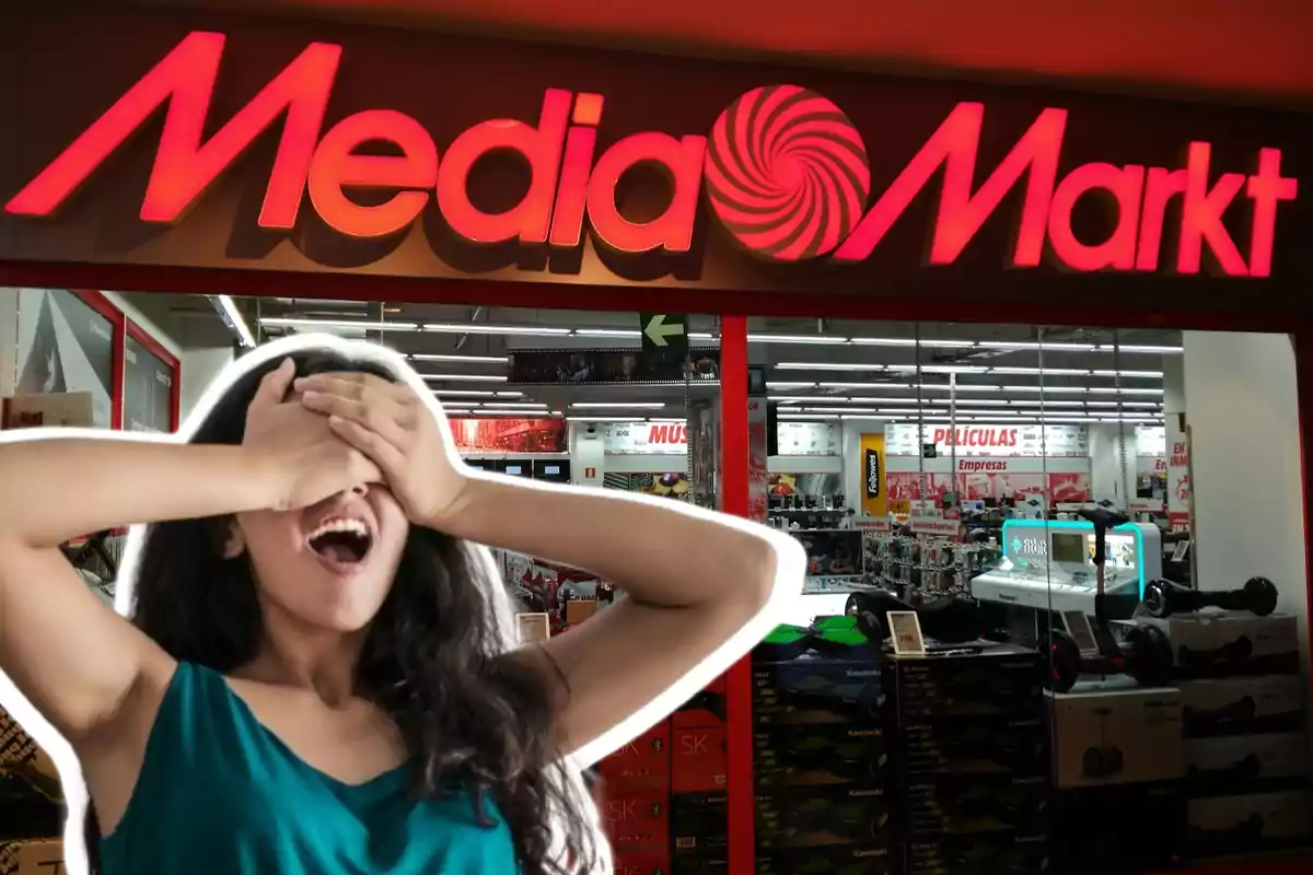 Una mujer con los ojos cubiertos frente a una tienda MediaMarkt.