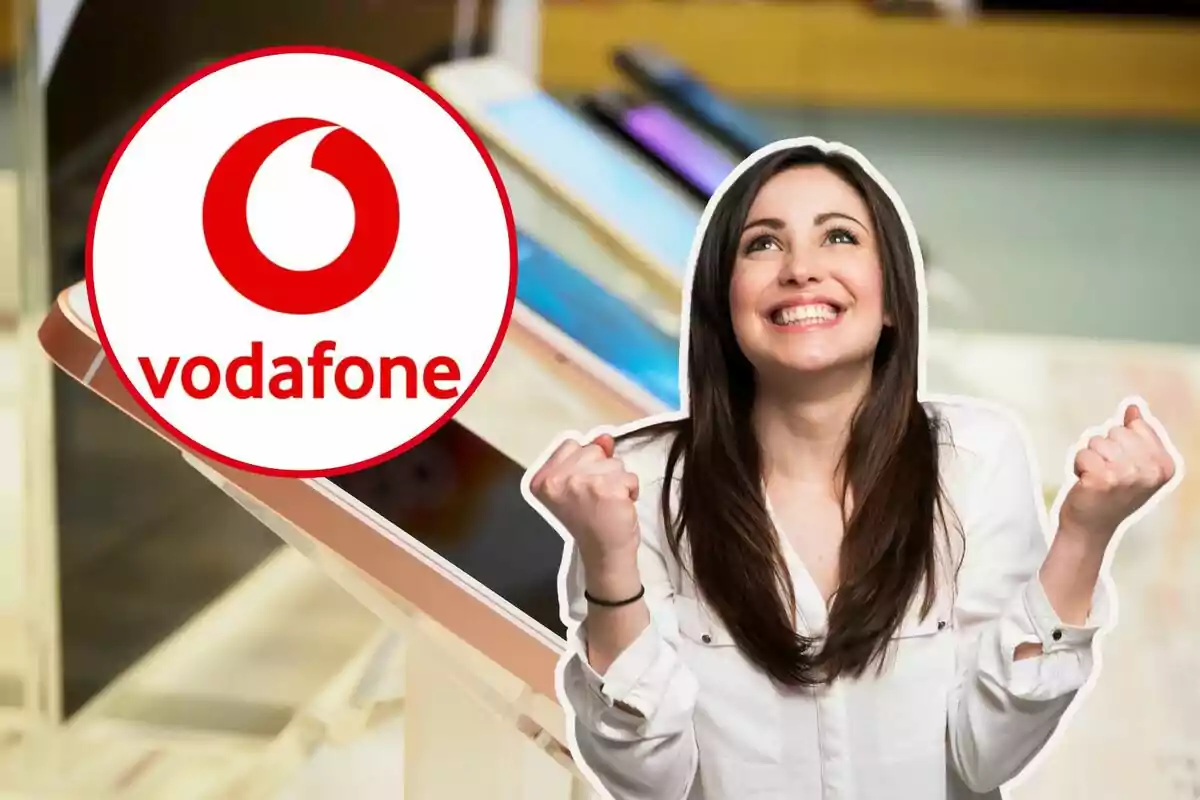 Una mujer sonriente con gesto de triunfo junto al logo de Vodafone.