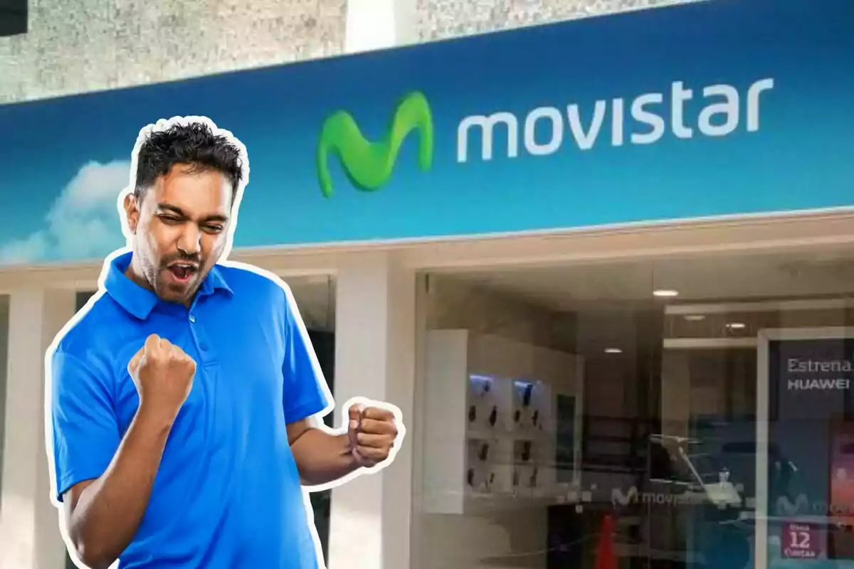 Hombre celebrando frente a una tienda de Movistar.