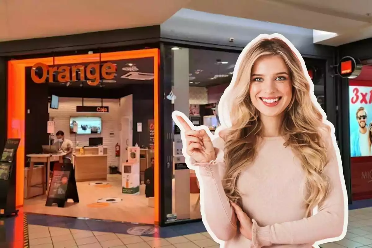 Una mujer sonriente señala hacia una tienda de Orange en un centro comercial.