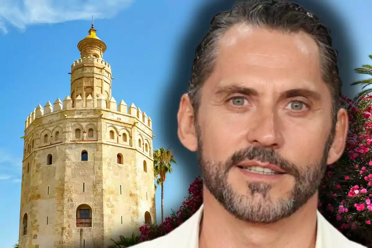Paco León aparece en primer plano con la Torre del Oro de Sevilla al fondo bajo un cielo azul