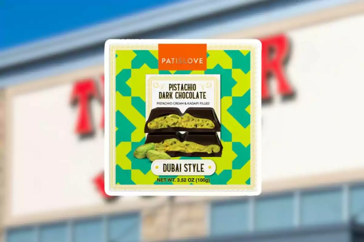 Caja de chocolate oscuro con pistacho estilo Dubái de la marca Patislove, con relleno de crema de pistacho y kadaifi, sobre un fondo desenfocado. Caja de chocolate oscuro con pistacho estilo Dubái de la marca Patislove, con relleno de crema de pistacho y kadaifi, sobre un fondo desenfocado.