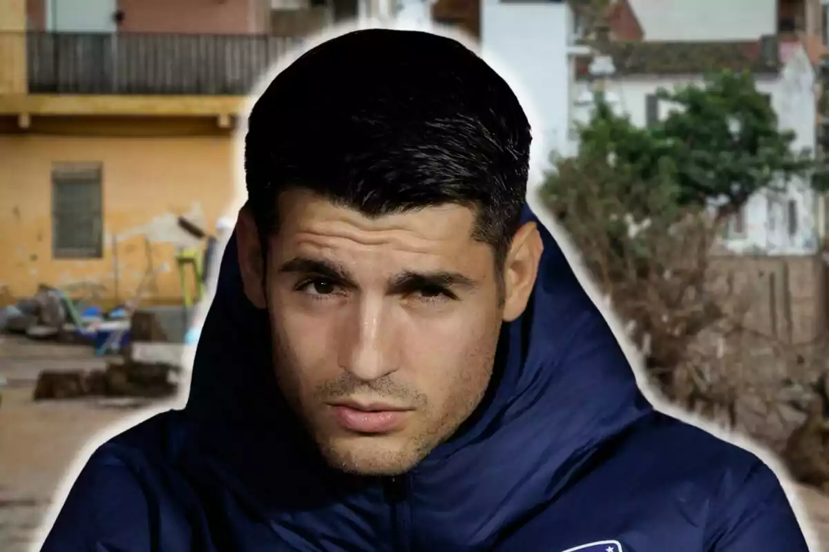 Álvaro Morata con chaqueta azul oscuro en un entorno urbano.