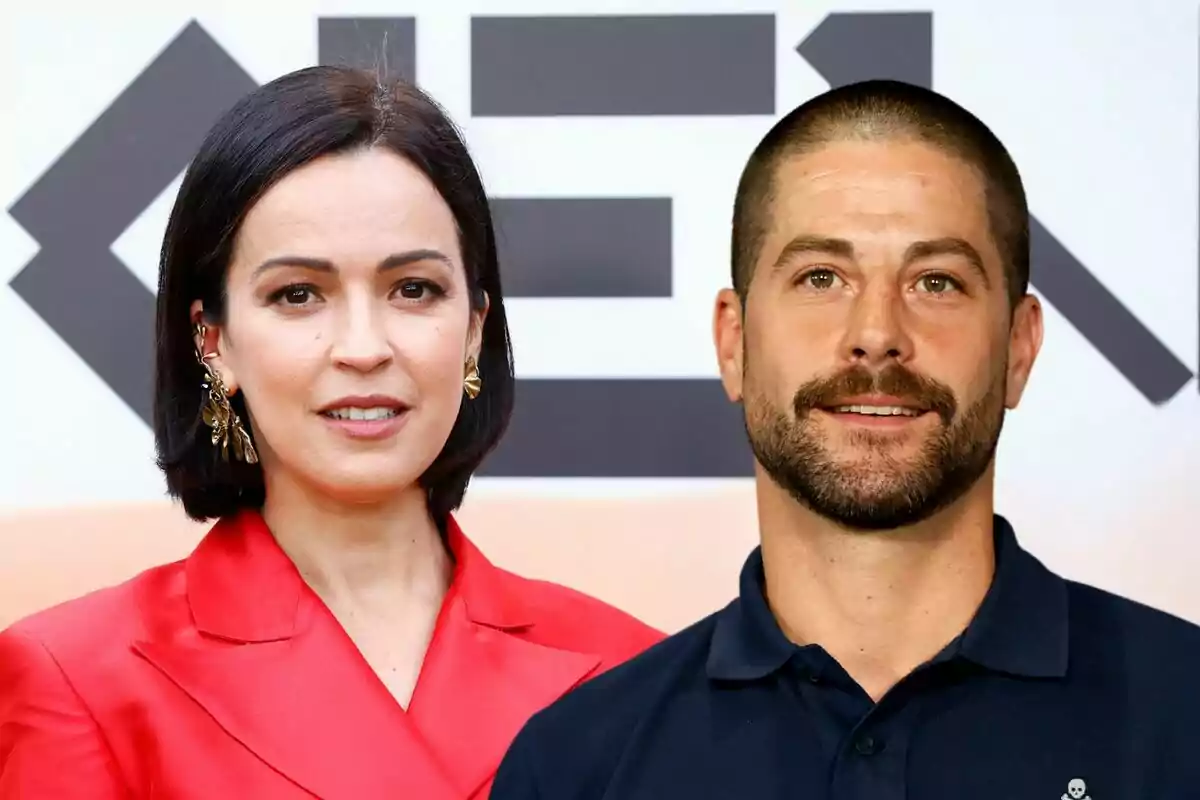 Verónica Sánchez con cabello corto y oscuro, vestida con un traje rojo, y Luis Fernández con barba y cabello corto, vestido con una camiseta azul, posan juntos frente a un fondo con un diseño geométrico.