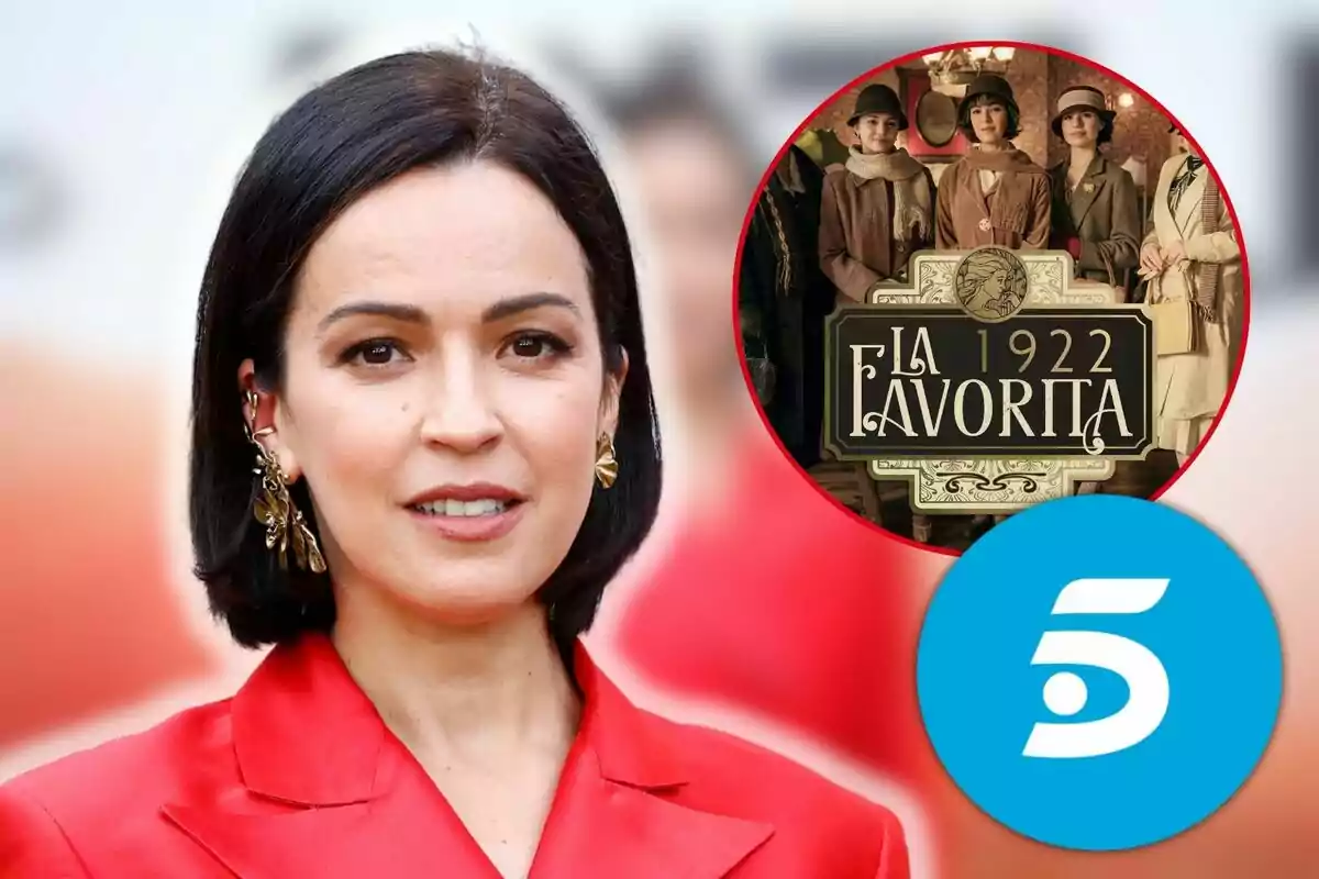 Verónica Sánchez con cabello oscuro y aretes dorados lleva un traje rojo, junto a un círculo que muestra una imagen de época con el texto "La Favorita 1922" y el logotipo de un canal de televisión.